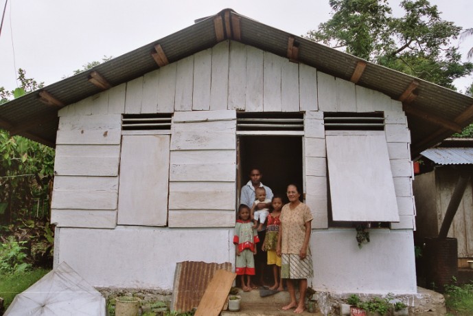 Huis van een famile Wattimena te Akoon 2006, door Femke Hoogeveen, kleinkind van Salomi Wattimena