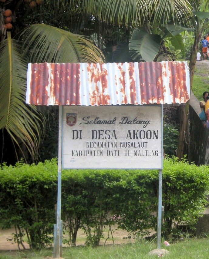 Welkomstbord van Akoon (A.Wenno)